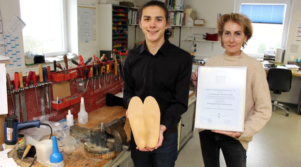 Ausbildung mit Auszeichnung: Michael Leßke zusammen mit der Inhaberin des Sanitätshauses Beate Westerfeld-Pott.